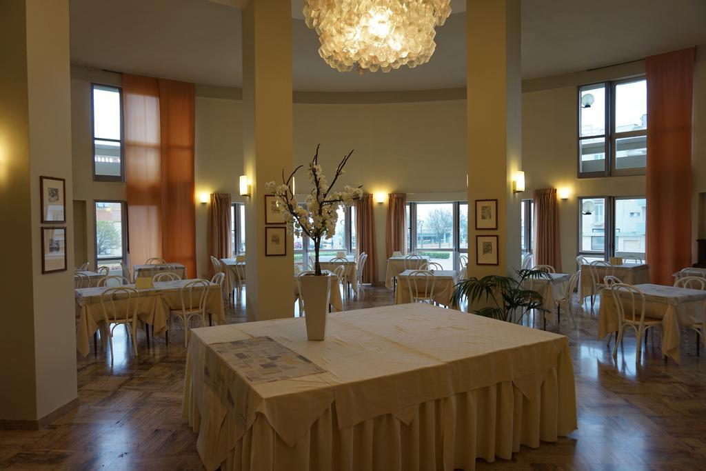 סניגליה Hotel Palace מראה חיצוני תמונה